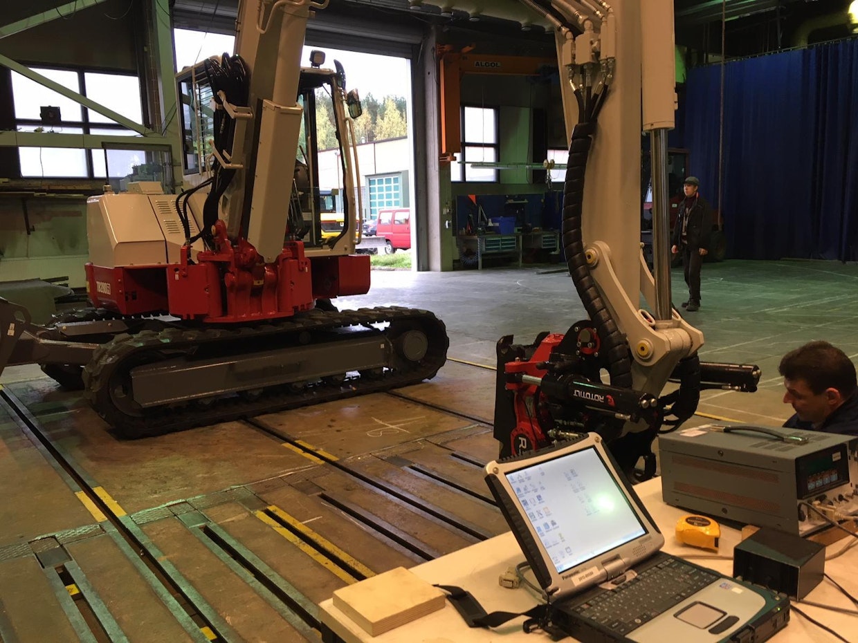The tipping loads and lift capacities were measured by Eurofins Expert Services Oy. The measuring distance was 4.5 metres. There was even a difference of one metre in the range of the machines. The measurements were carried out without a bucket.