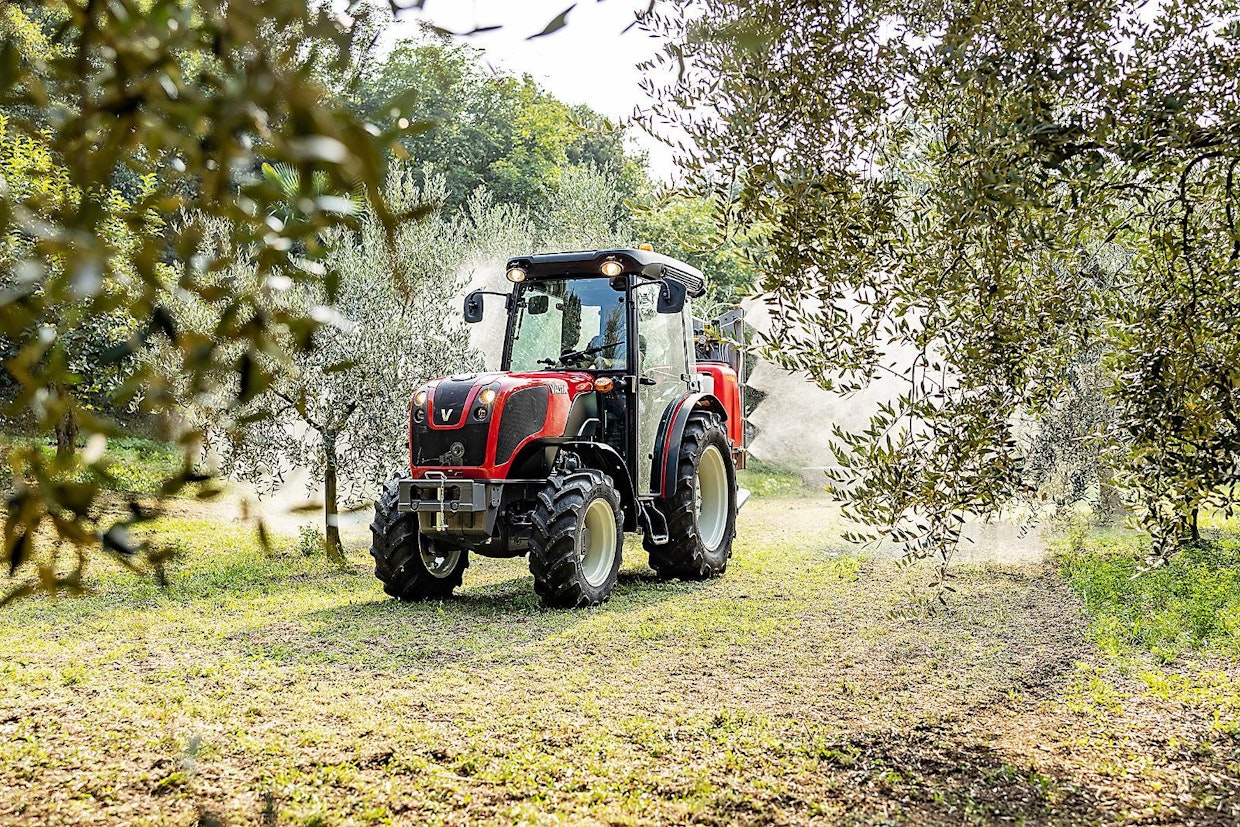 Valtran F-sarja ensiesiteltiin Agritechnica 2019 -näyttelyssä Keski-Euroopan viinitarhoilla tarvittavien traktorien luokkaan. Best of Specialized -finalisti on malli F105, jonka FPT-moottori tuottaa 103 hv. Suunnanvaihtaja on hydraulinen, vaihteita mekaanisessa vaihteistossa on 24x12. Traktorin valmistaa kokonaisuudessaan alihankkija.