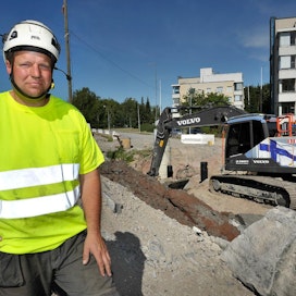 Koneyrittäjien tuore puheenjohtaja Markku Suominen kuvattuna Papinpellon rakennustyömaalla.
