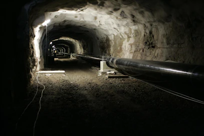 Venäläinen maakaasu virtaa putkessa, joka alittaa Kymijoen tunnelissa.