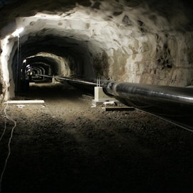 Venäläinen maakaasu virtaa putkessa, joka alittaa Kymijoen tunnelissa.