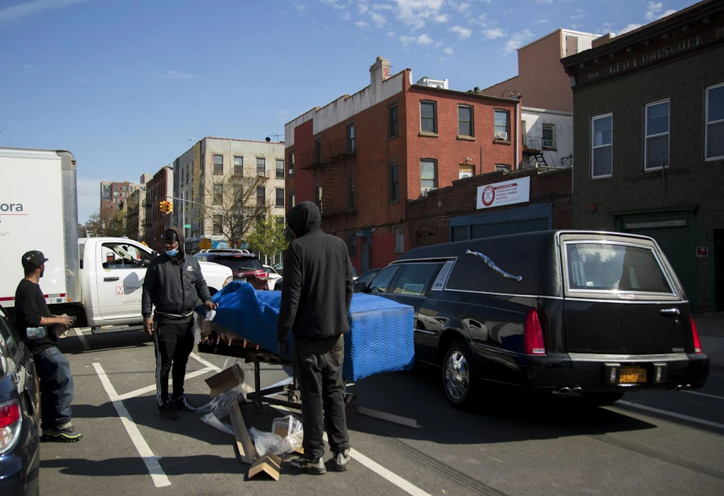 Ruumisarkkua siirretään New Yorkissa. Tiistaina kaupungin koronavirusuhrimäärä kasvoi yli 3 700:lla. Politico kirjoittaa, että uhrilukuun on laskettu muun muassa testaamatta jääneet kotona kuolleet.