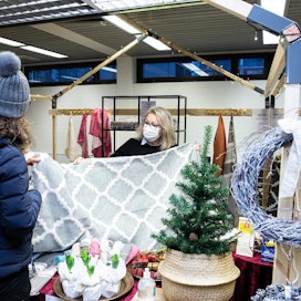 Paikalliset yrittäjät avasivat Savonlinnaan joulunajan kauppahallin. Idean äiti, sisustussuunnittelija Päivi Auvinen esittelee hamam-kylpypyyhettä asiakkaalle.