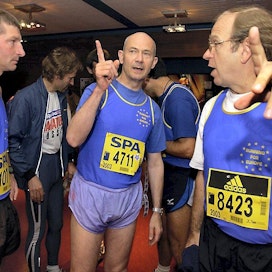 Erkki Liikanen (oik.) juoksi vuonna 2003 yhdessä komissaaritovereidensa kanssa Brysselissä 20 kilometrin kisan.