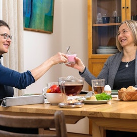 Eeva Voutilainen ja Soili Soisalo kannustavat säännölliseen ateriarytmiin.