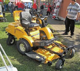 Cub Cadet FMZ 42 ja 50 ovat paikallaan kääntyviä, mutta ratilla ohjattavia etuleikkurimalleja. Leikkuuleveydet ovat 107 ja 127 senttiä. Kapeamman mallin sivulle heittävässä leikkuupöydässä on kaksi ja yksi kannatinpyörä, isommassa kolme terää ja kaksi kannatinpyörää. Pikakiinnitteisessä leikkuupöydässä on säädettävä jousivakain. Pesusuuttimet helpottavat sen puhdistamista. Leikkuukorkeuden säätövipua hallitaan oikealla kädellä, leikkuukorkeus säätyy 25:stä 114 milliin. FMZ 40:ssä on yksisylinterinen 17 hv:n Kohler, FMZ 50:ssä kaksisylinterinen 22 hv:n Kawasaki. Sauvaohjauksisten mallistoon on tullut RZT 54, jonka leikkuuleveys on 137 senttiä. Moottorina on kaksisylinterinen, teholtaan 25 hv:n Kawasaki. FMZ-mallien noin-hinnat ovat 4500 ja 5500 euroa, RMZ 54:n maksaa 5090 euroa. S.G. Nieminen Oy jälleenmyyjineen. (lisätiedot:  www.cubcadet.fi). (PJ)