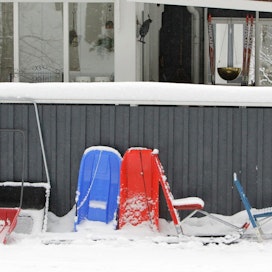 Lumityöt kannattaa tehdä ripeästi lumen satamisen jälkeen, jotta esimerkiksi ambulanssin kulku ei esty.
