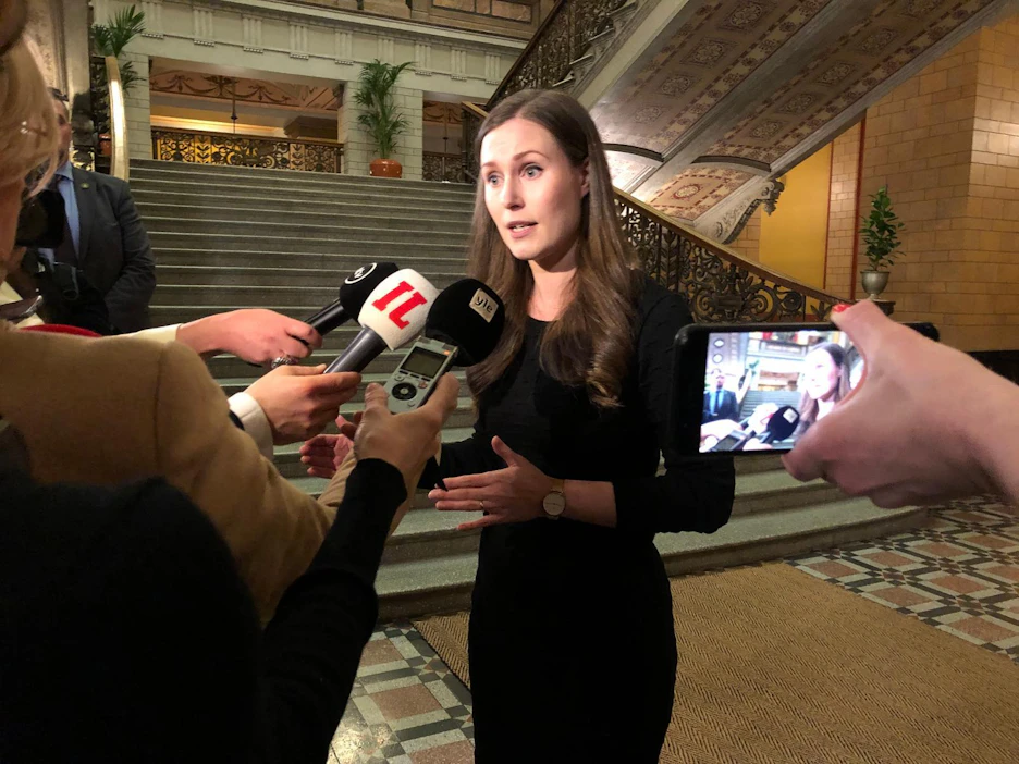 Pääministeri Sanna Marin (sd) kommentoi lehdistölle neuvotteluja Säätytalolla torstai-iltana.