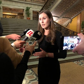 Pääministeri Sanna Marin (sd) kommentoi lehdistölle neuvotteluja Säätytalolla torstai-iltana.
