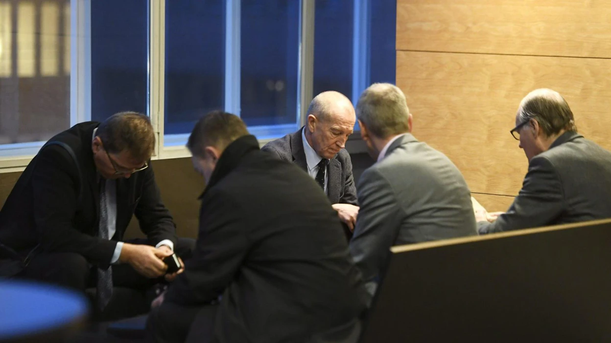 Helsingin poliisin virasta pidätetty päällikkö Lasse Aapio (vas), Keskusrikospoliisin virasta pidätetty päällikkö Robin Lardot, Helsingin eläköitynyt poliisikomentaja Jukka Riikonen , asianajaja Jarkko Jaatela sekä entinen poliisiylijohtaja Mikko Paatero (oik) Helsingin käräjäoikeudessa tammikuussa. Lehtikuva / Markku Ulander
