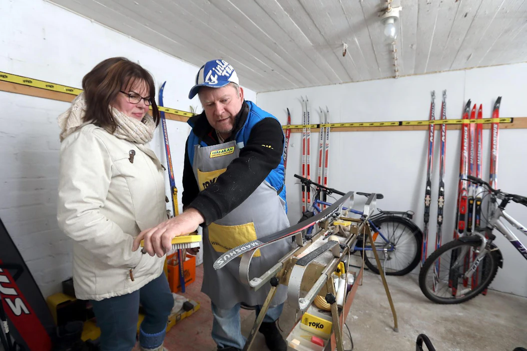 Maitohuone on lypsykarjatilalla tärkeä tekninen tila. Kun Kirsi ja Ari Lähteenmäki luopuivat lehmistä 2000-luvun alussa ja urheilevien tyttärien suksihuolto piti järjestää, navetan tilatankki sai väistyä ja maitohuoneesta tuli suksiverstas.