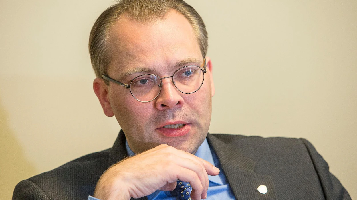 Puolustusministeri Jussi Niinistön (ps.) mukaan Puolustusvoimien materiaali-investointirahoitusta lisätään asteittain suunnitelmien mukaan.