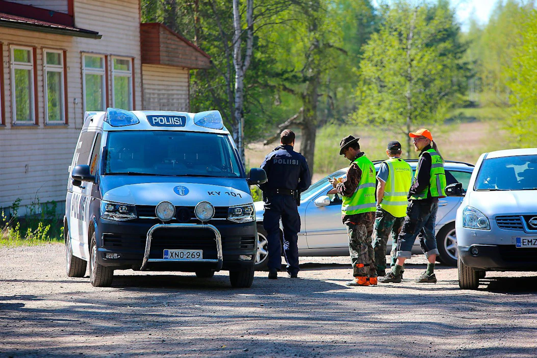 Toukokuussa vuonna 2016 suurriistavirka-apu ja poliisi etsivät Haminassa karhua. Lopulta karhu häipyi ihmisasutuksen liepeiltä oma-aloitteisesti.