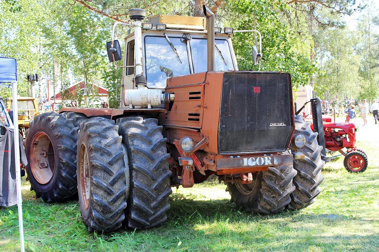 Agroma yritti pariinkin otteeseen avata markkinoita runko-ohjatulle ukrainalaiselle HTZ T-150K-traktorille, mutta kiinnostus rajoittui muutamaan koneeseen. Moottorina on 9,1-litrainen V6-turbo, teholtaan 175 hv. 3-nopeuksisen aluevaihteiston lisäksi koneessa on 4-nopeuksinen powershift. T-150K painaa täydessä varustuksessa 8,5 tonnia. Oulainen.