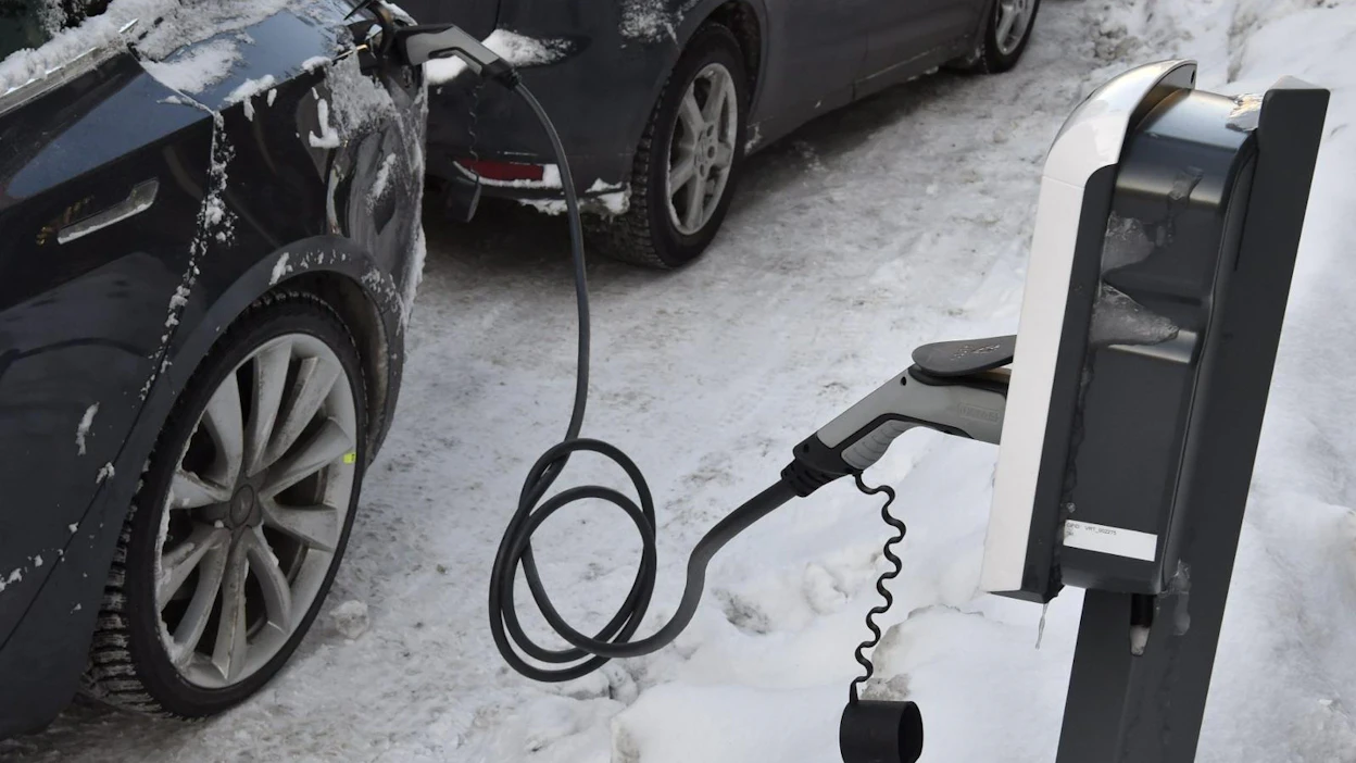Autoala odottaa, että ladattavien autojen osuus nousee hieman yli 40 prosenttiin vuoteen 2025 mennessä. LEHTIKUVA / JUSSI NUKARI