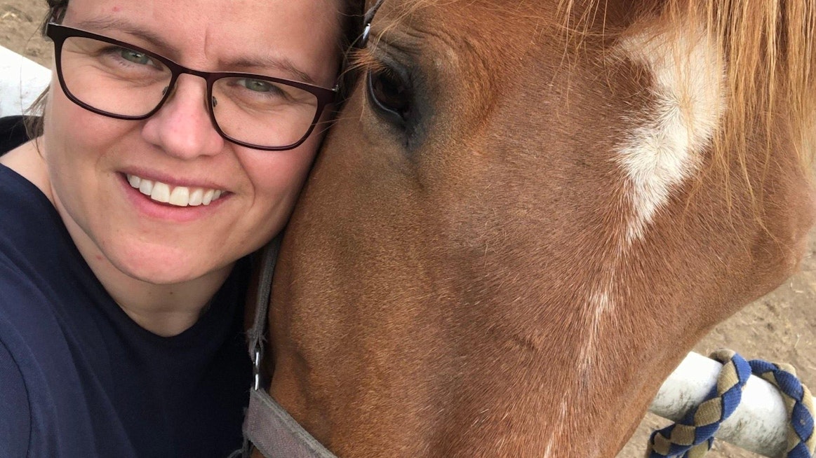VarsaManian viisikkoon kuuluva Emilia Levula kuvassa Wenlan emän Wernan kanssa.