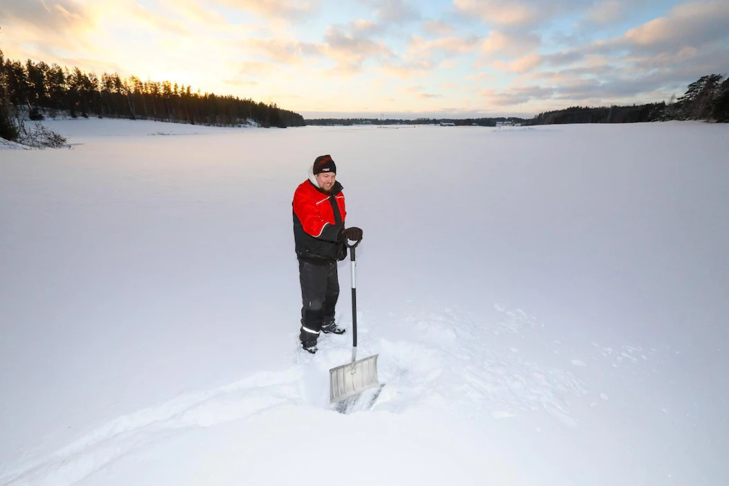 Kemiönsaarella oli viime viikolla 15-30 senttiä lunta paikasta riippuen. Heikki Virtanen lapioi esiin syysvehnää. Lumen alla on jääkerros, josta pilkotti yksittäisiä vehnän korsia.