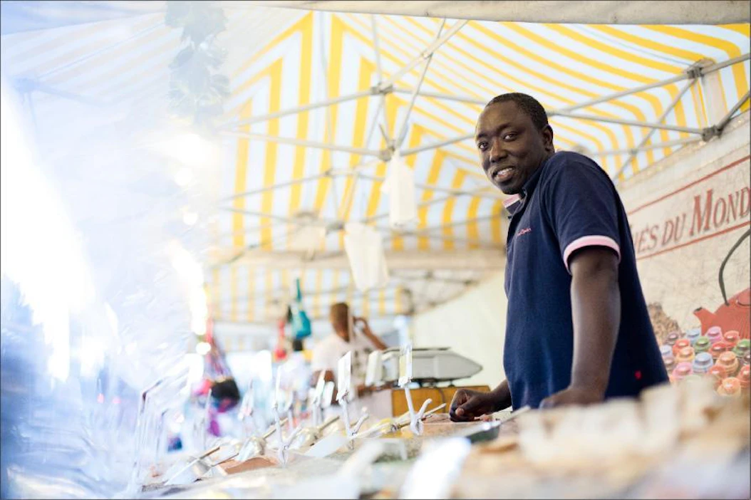 ”Jos arvostaa mausteissa laatua, ne kannattaa ostaa torilta”, senegalilainen Baye Cheikh toteaa. Ville-Petteri Määttä