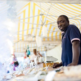”Jos arvostaa mausteissa laatua, ne kannattaa ostaa torilta”, senegalilainen Baye Cheikh toteaa. Ville-Petteri Määttä