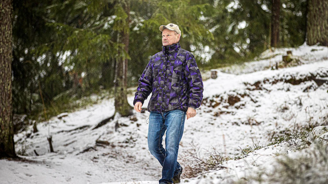 Tapio Siila kulkee vapaa-aikanakin mielellään metsässä. Marjat ja sienet hän kerää itse. Toinen harrastus on vesijuoksu – tai oli, ennen korona-aikaa.