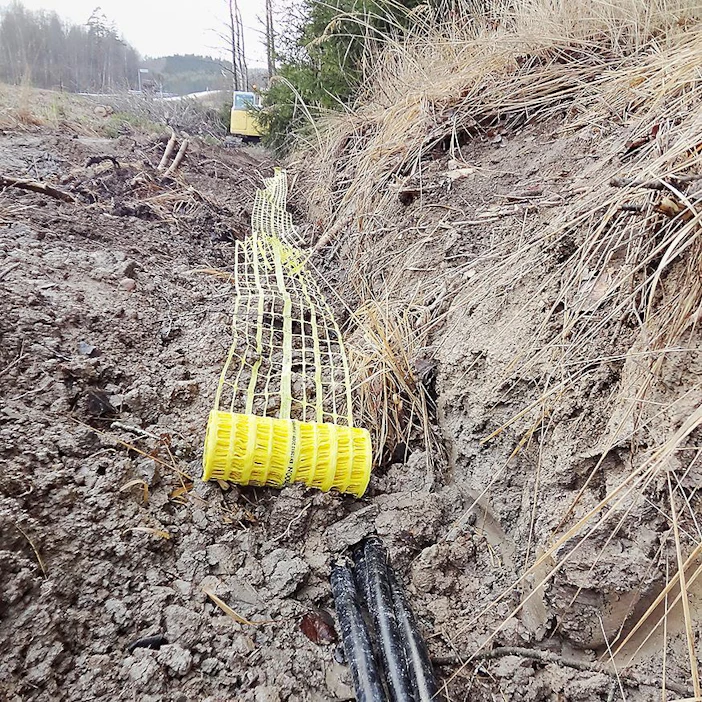 Yli 70 sentin syvyyteen asennetut kaapelit tulisi merkitään suojanauhalla. Tätä pinnemmassa tulee käyttää mekaanista suojausta.