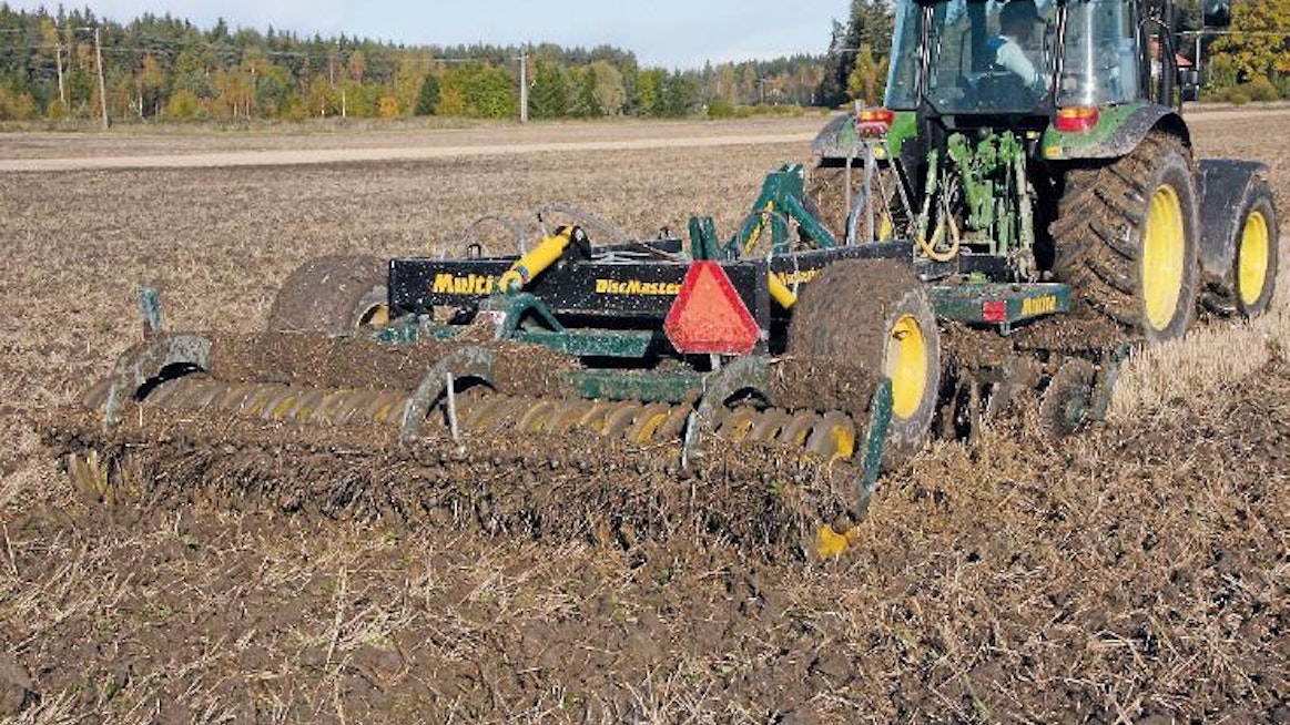 Teräsjyrä sotkee päisteen velliksi, mikäli pelto on riittävän märkää. Päisteajon voi Multivalla tehdä myös kannatuspyörien varassa, jolloin pelto kestää ajoa paremmin.