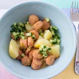 Nakkikastike ja keitetyt perunat on lapsiperheen herkkuruokaa.