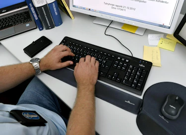 Helsingin poliisi tekee esiselvitystä siitä, onko joissakin vanhoissa tv-sarjoissa syyllistytty kansanryhmää vastaan kiihottamiseen. LEHTIKUVA / ONNI OJALA