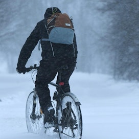 Pyöräilijä pyrki etenemään lumipyryssä Helsingissä. LEHTIKUVA / Markku Ulander
