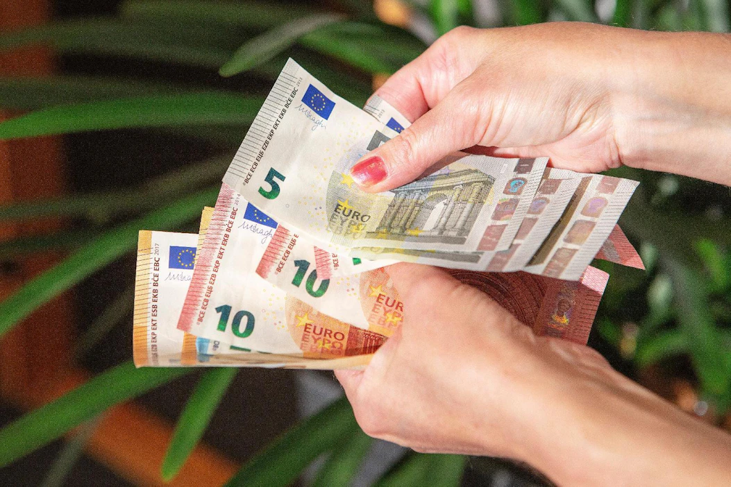Vastaajista kaksi kolmesta arvioi hoitavansa talousasiat ajallaan ja ennakoivasti, mutta kolmasosalla on jonkinlaisia ongelmia saada kaikki laskut hoidettua.