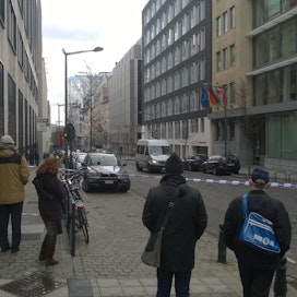 Kadut Euroopan parlamentin ympäriltä suljettiin pommiuhkan vuoksi.