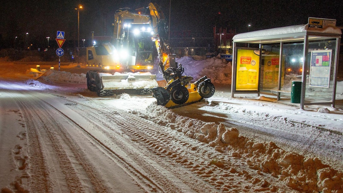 Lumikarhe jää hetkeksi liikenteen tielle ja siksi työtä tehdään yleensä aamuyöllä kahden ja viiden välillä. Viimeistään kuudelta työ on lopetettava.