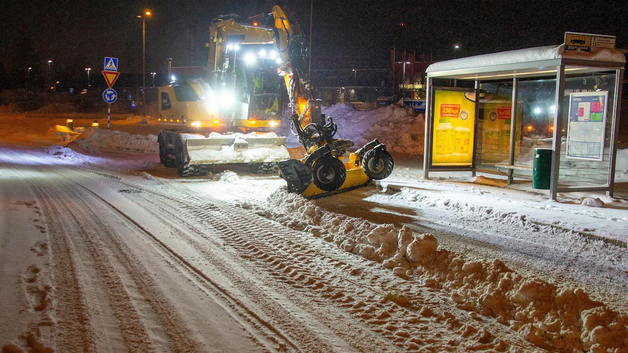 Lumikarhe jää hetkeksi liikenteen tielle ja siksi työtä tehdään yleensä aamuyöllä kahden ja viiden välillä. Viimeistään kuudelta työ on lopetettava.