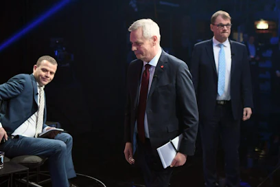 Kokoomuksen puheenjohtaja Petteri Orpo, SDP:n puheenjohtaja Antti Rinne ja keskustan puheenjohtaja Juha Sipilä ennen MTV:n vaalitentin alkua 2. huhtikuuta. LEHTIKUVA / JUSSI NUKARI