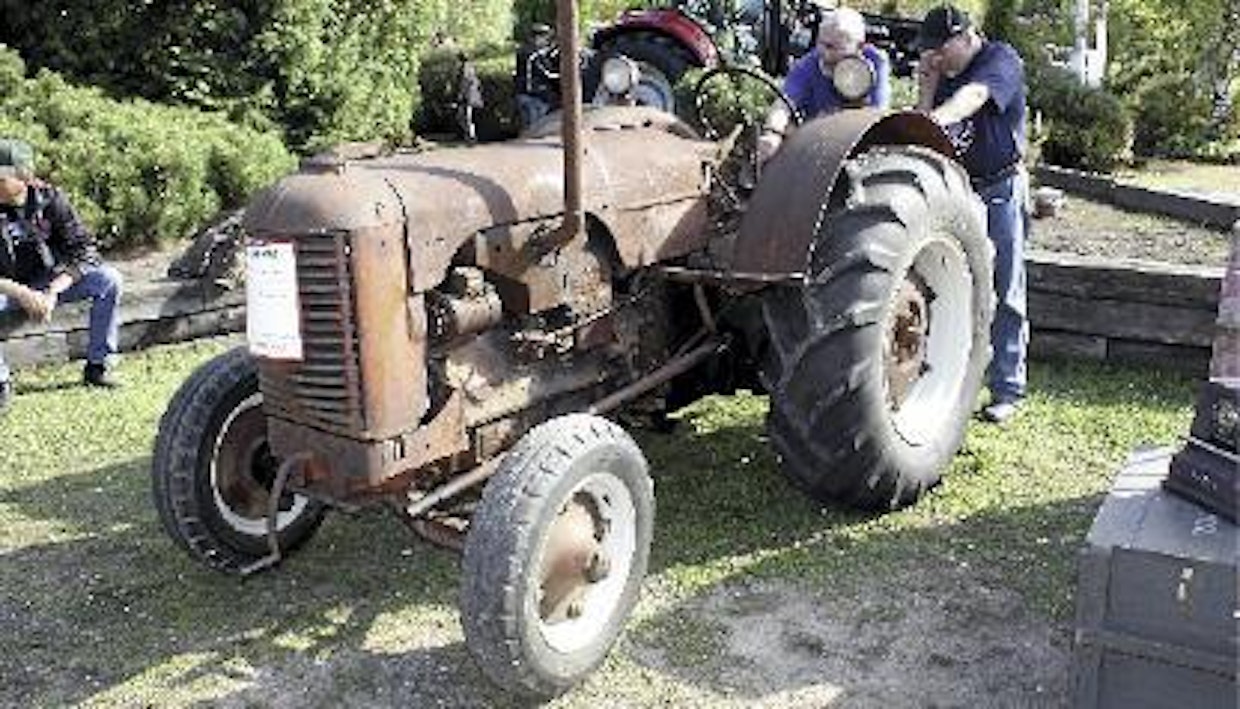 Case D-ex on täällä hyvin harvinainen traktori, vuosina 1947–48 sitä tuotiin 11 konetta. Traktorina Case ei ollut ollenkaan huono, mutta dollarihintaisena kallis, eikä maahantuonnista ja markkinoinnista vastannut OTK ollut koneliikkeistä suosituimpia. D-exissä on 4,2-litrainen, 4-sylinterinen petroolimoottori, teholtaan 32 hv. Case painaa 3 150 kg. (Riihimäki)