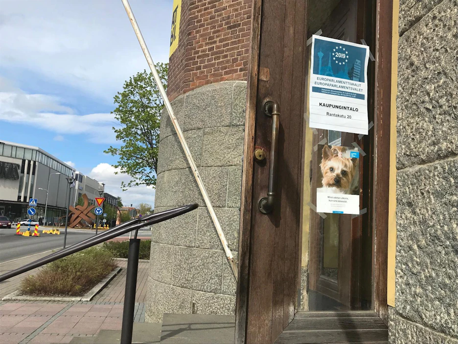 Ovet ovat auki äänestyspaikoilla tänään kello 20.00 asti. Tästä ovesta pääsee äänestämään Joensuun kaupungintalon äänestyspaikalle.