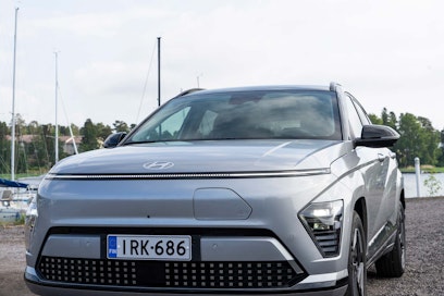 Vuoden Auto Suomessa 2024 -palkinnon voittanut Hyundai KONA suurella 65 kWh:n ajoakulla maksaa yksityisleasingillä vain alkaen 414 €/kk.