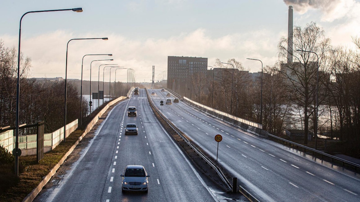 Tieliikenteessä muun muassa biopolttoaineiden osuuden lisääntyminen ja ajoneuvokannan sähköistyminen ovat leikanneet päästöjä.