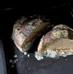Homehtunut leipä saa ylleen sinertävän pörröpeitteen ja alkaa haista kellarilta. Usein home pilaa ruuan, mutta myös syötäviä homesieniä tunnetaan.