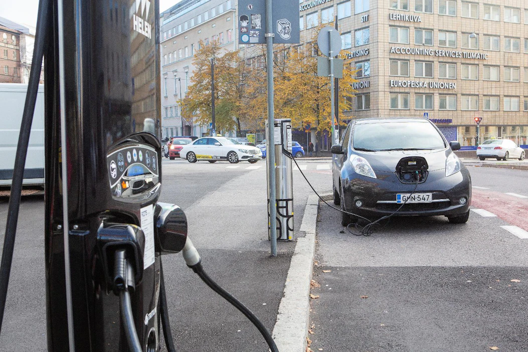 Kauppakamarien mukaan Suomen ei pidä ampua itseään jalkaan muuta Eurooppaa tiukemmilla vaatimuksilla esimerkiksi sähköautojen latausinfran suhteen.