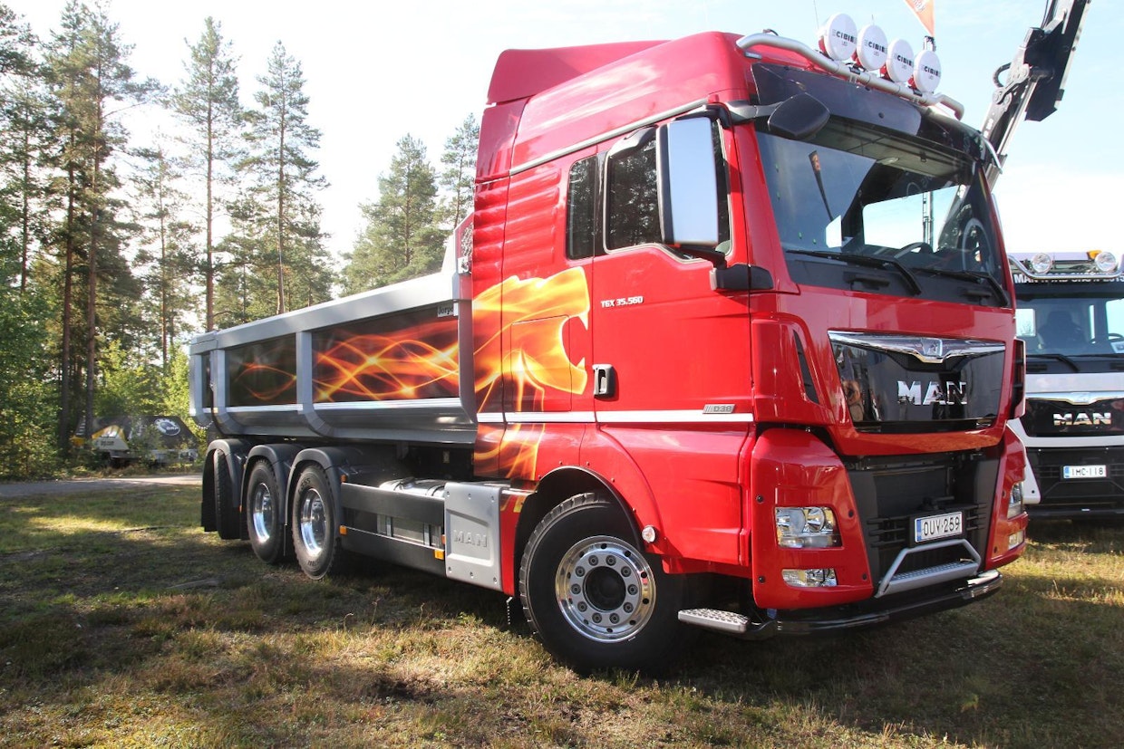 Ensimmäiset MAN TGX 35.560 4-akseliset, hydraulisella etuvedolla varustetut raskaat maansiirtoautot on toimitettu suomalaisille asiakkaille kesän lopulla. Hydro Drive -mallissa on ohjaava takateli vakiona. Ohjaamon alla hyrrää 412 kW tehoinen ja 2 700 Nm vääntävä kuusisylinterinen rivimoottori. (TR)