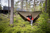 Pihalla yöpyessä saa kotikulmiinsa uuden näkö- ja kuulokulman. Kuvan riippumatto on nukkujalleen liian löysällä, mikä haittasi unta kahtena ensimmäisenä yönä.  Muistisääntönä ripustusnarun kannattaa lähteä puusta noin  30 asteen kulmassa.