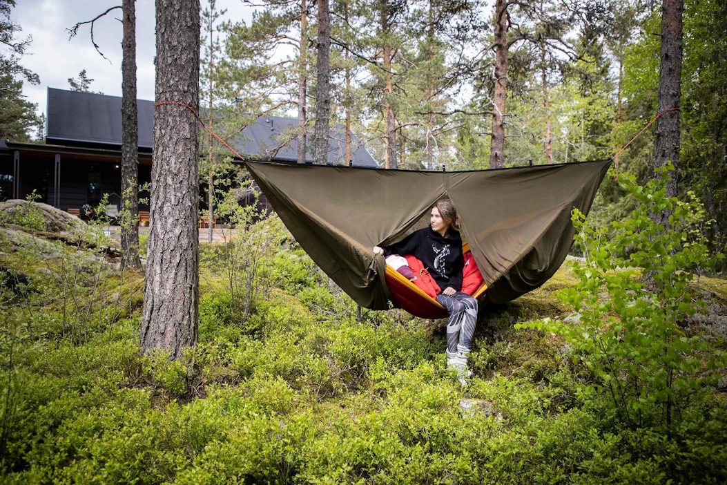 Pihalla yöpyessä saa kotikulmiinsa uuden näkö- ja kuulokulman. Kuvan riippumatto on nukkujalleen liian löysällä, mikä haittasi unta kahtena ensimmäisenä yönä. Muistisääntönä ripustusnarun kannattaa lähteä puusta noin 30 asteen kulmassa.