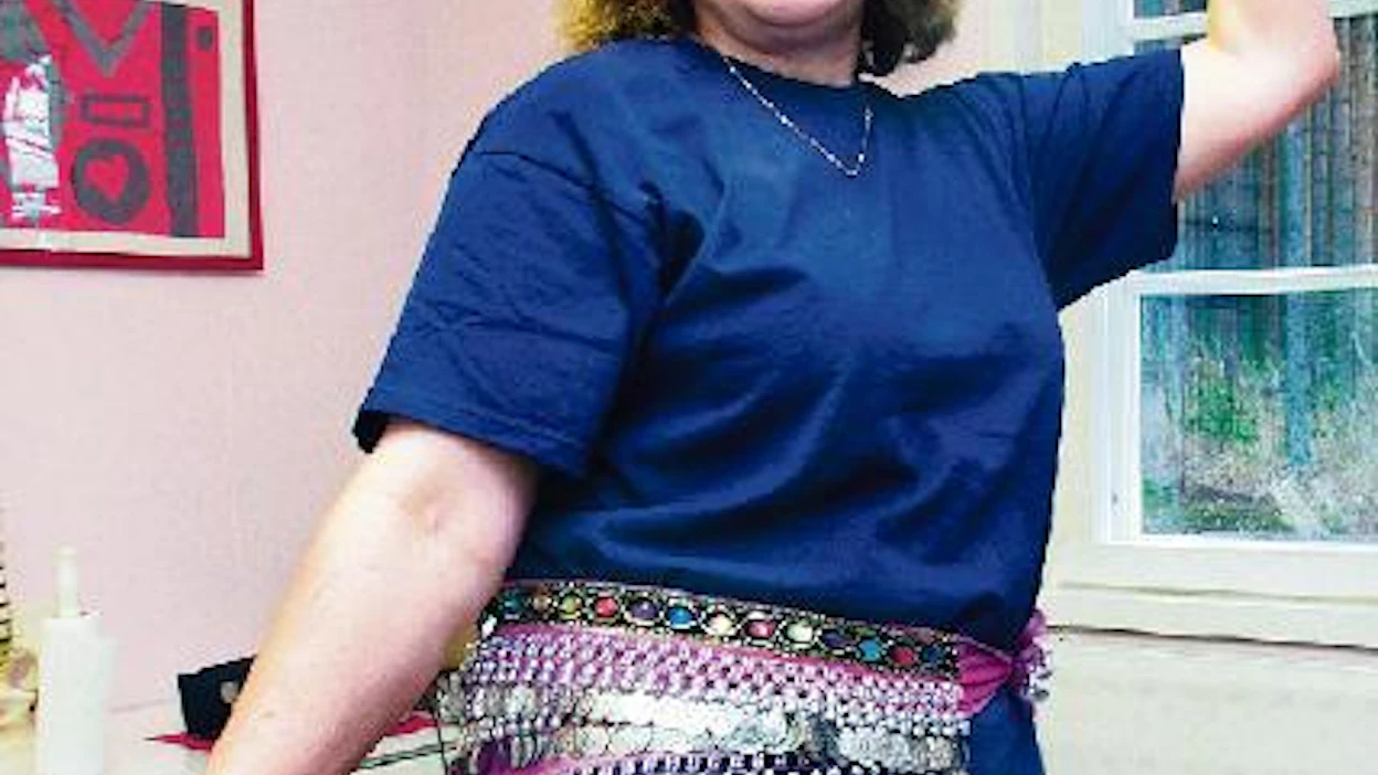 Eeva Kaasalainen kiittää vatsatanssia siitä, että on kuntoutunut autokolarista. Nykyisin hän vetää jumppaa ja vatsatanssiryhmää kerran viikossa. Kuva: Riitta Mustonen