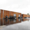Rautapigmenttibetonilla verhoiltu Palmsin tehdas on vaatimattoman näköinen. Sen ovista kuitenkin lähtee vuosittain 1 700 nosturia ja 1 500 metsäperävaunua eri puolille maailmaa. Kaikki tuotteet valmistetaan tilauksesta, joten pihalla ei ole massiivisia varastoja.