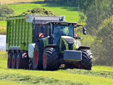 Claasin Axion 850 -traktorissa on 265 hevosvoimaa. Täyden noukinvaunun kanssa jyrkässä ylämäessä traktorilla on kohtalainen työ kiskoa valmistajan sallima 31 tonnin maksimikuorma ja noukkia satoa kuormaan.