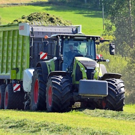 Claasin Axion 850 -traktorissa on 265 hevosvoimaa. Täyden noukinvaunun kanssa jyrkässä ylämäessä traktorilla on kohtalainen työ kiskoa valmistajan sallima 31 tonnin maksimikuorma ja noukkia satoa kuormaan.