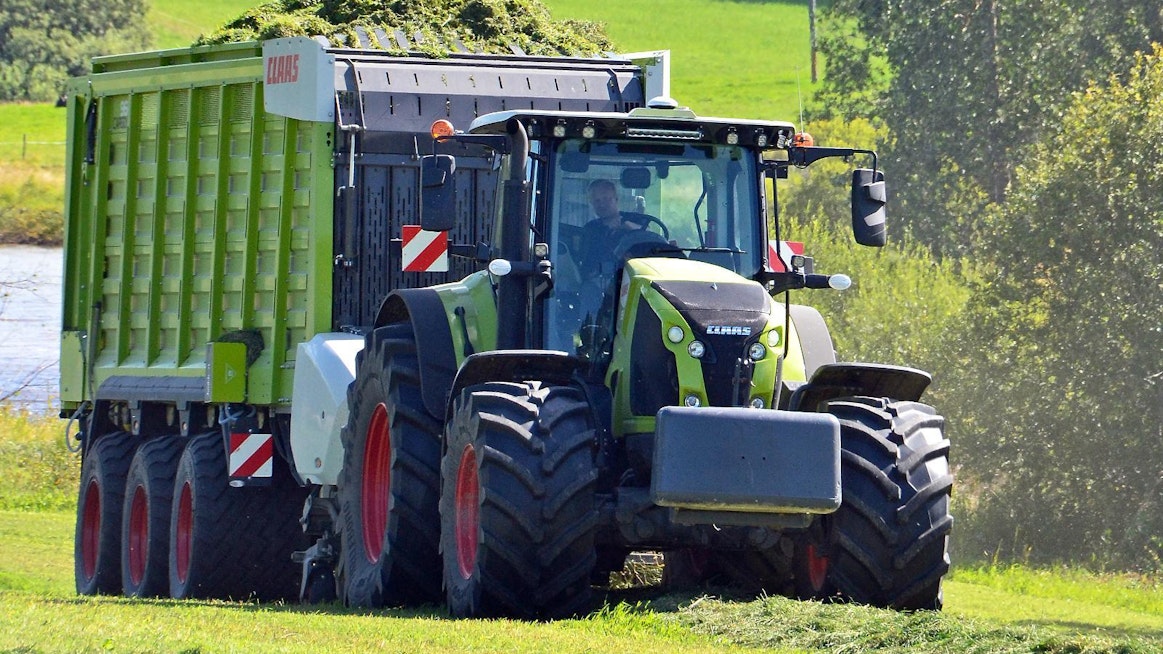 Claasin Axion 850 -traktorissa on 265 hevosvoimaa. Täyden noukinvaunun kanssa jyrkässä ylämäessä traktorilla on kohtalainen työ kiskoa valmistajan sallima 31 tonnin maksimikuorma ja noukkia satoa kuormaan.