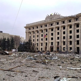 Harkovan keskusaukio joutui Venäjän asevoimien raskaan tulituksen kohteeksi tiistaina. Kuvassa on vahingoittunut paikallishallinnon rakennus.
