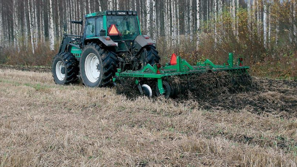 Hinattava Kivi-Pekka-lautasmuokkain on järeä ja ketterä kone. 3,5-metrinen muokkain liikkuu pienemmälläkin traktorilla, mutta kuvan märissä oloissa traktorissa on hyvä olla tehoreserviä.
